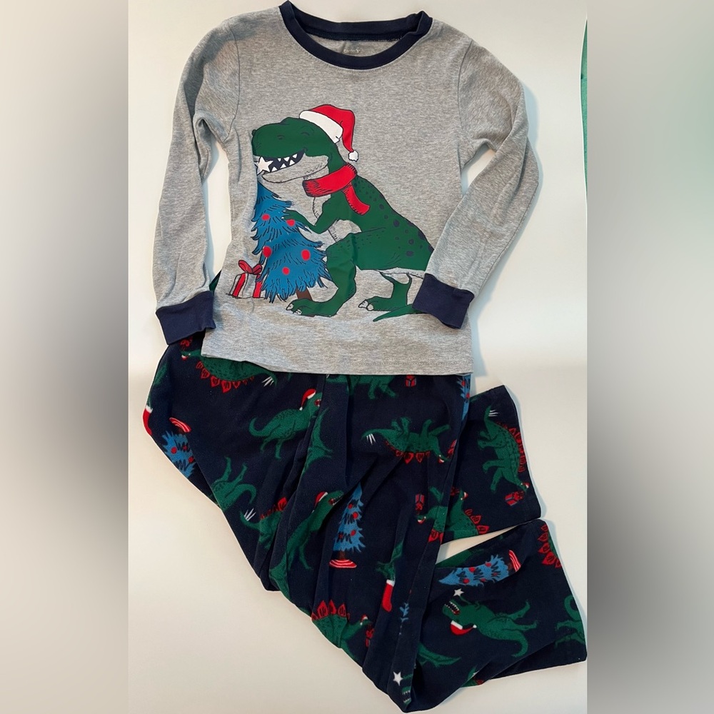 Carter’s Pajama Set. Christmas Dinosaur. Size 7